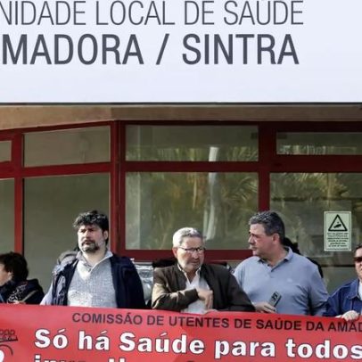 Trinta manifestantes defendem o SNS em Amadora-Sintra