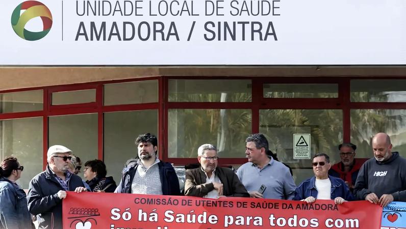 Três dezenas manifestam-se em defesa do SNS no Amadora-Sintra