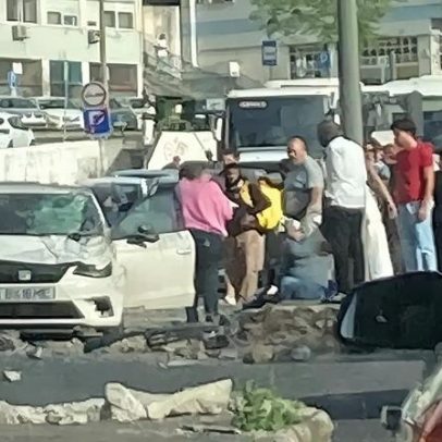 Motard ferido gravemente em colisão na Calçada de Carriche