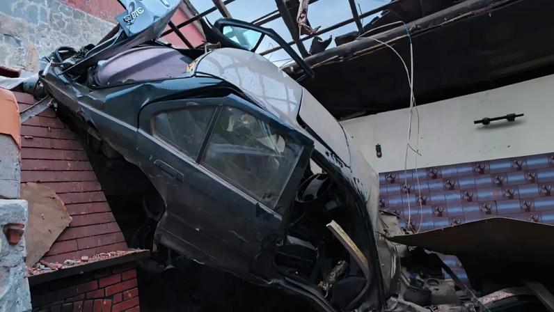 Carro despista-se em ribanceira no IC8 e embate contra casa em Pombal