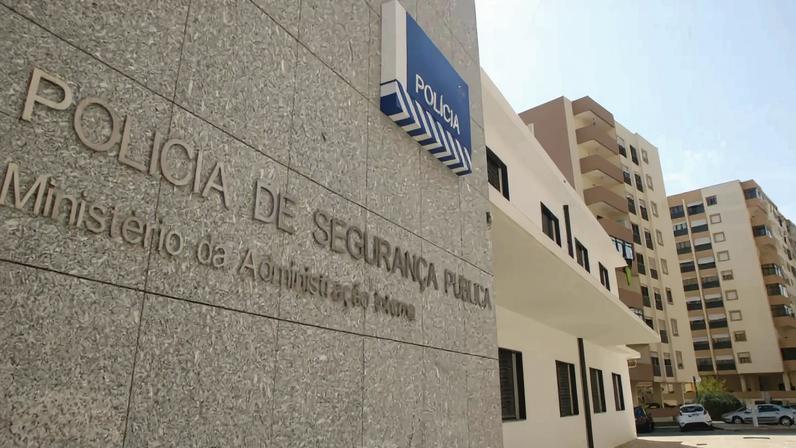 Mulher assaltada em Sintra enquanto assistia à televisão