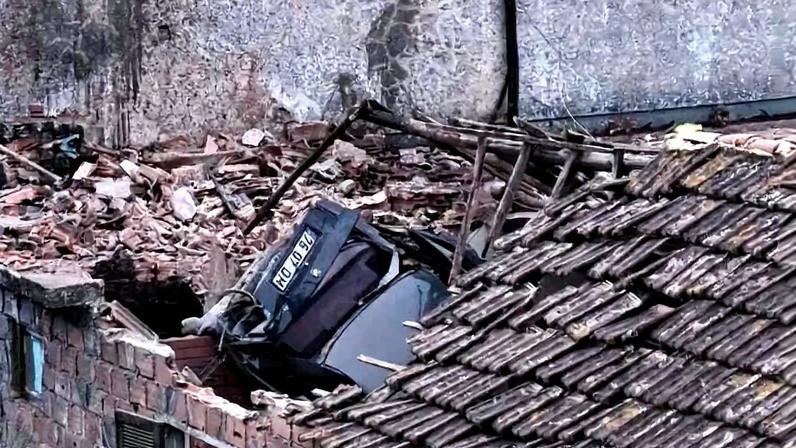 Carro em despiste cai na cozinha de casa após percorrer 80 metros