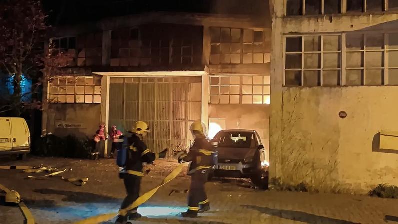 Incêndio em oficina na Maia mobiliza mais de 40 bombeiros