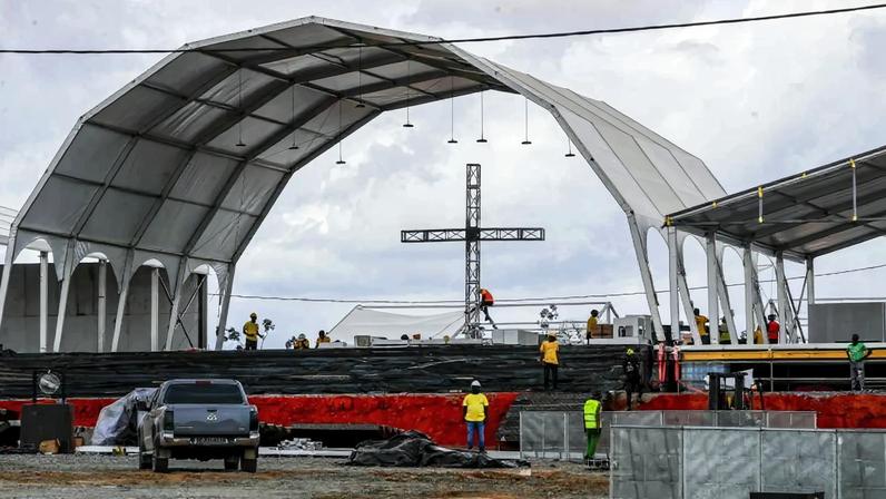 Construção de palco com cruz para visita do Papa Leão XIV a Angola, com foco em paz e combate à pobreza