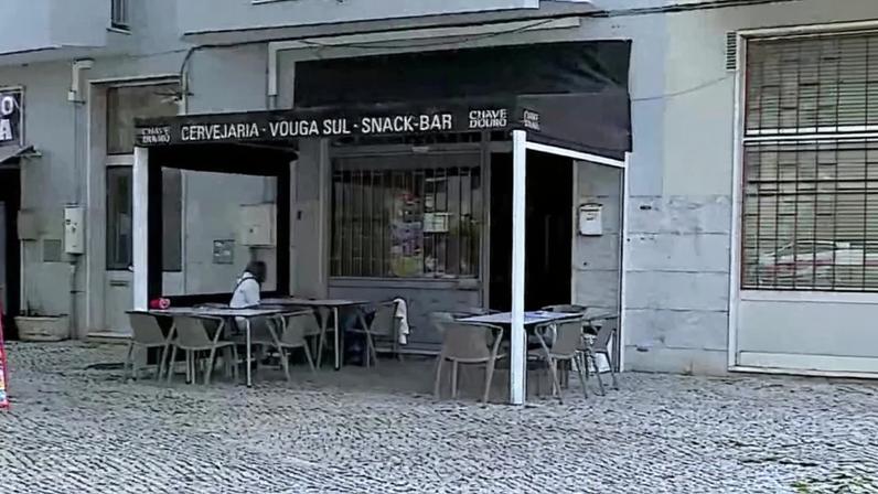 Agressão ocorreu no interior deste restaurante, no Feijó, em Almada