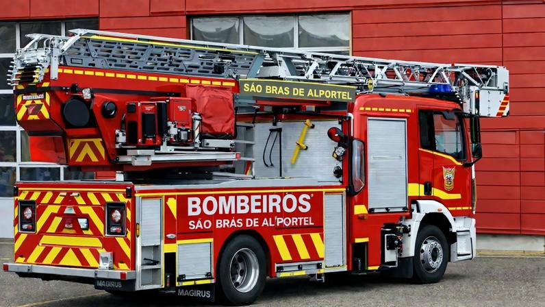 Vento forte arranca telhado do quartel dos Bombeiros em São Brás de Alportel