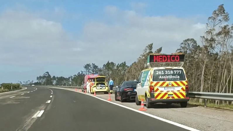 Mulher desmaiada na A8 pode ter sido agredida pelo companheiro