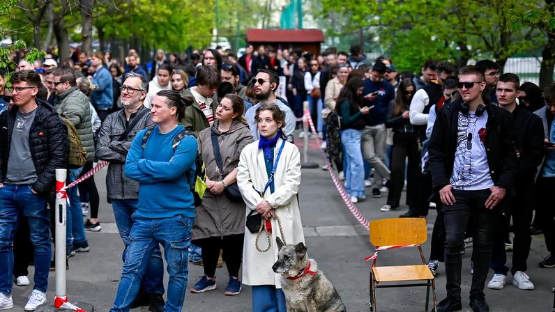 Filas para as urnas na Hungria durante votação nas legislativas
