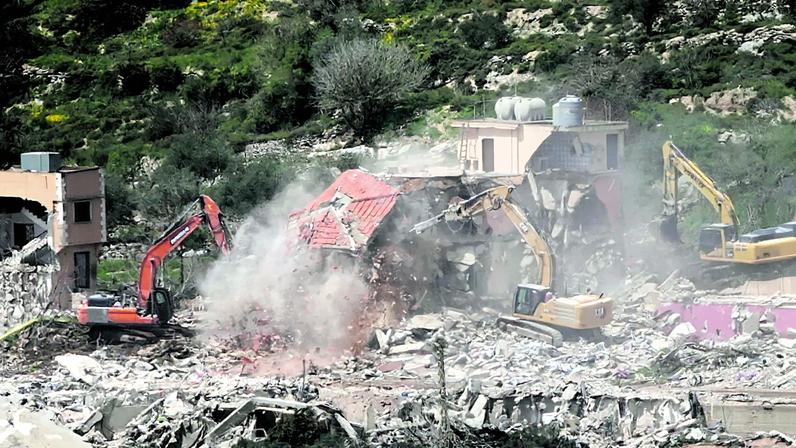 Demolição de casas no Sul do Líbano por máquinas israelitas