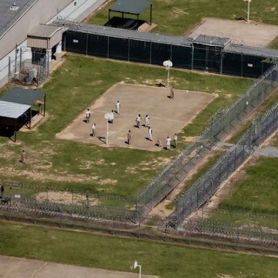 Mulher que reatou romance dos anos 60 muda-se para os EUA e é detida pelo ICE