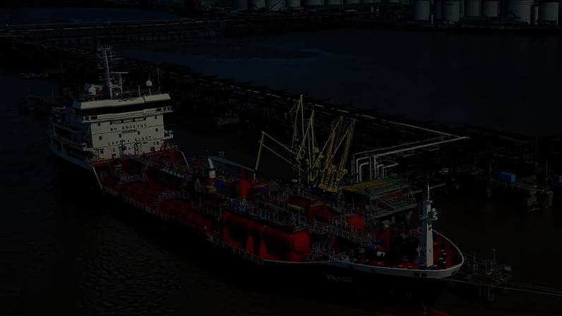 Petroleiros aguardam luz verde para circular no estreito de Ormuz