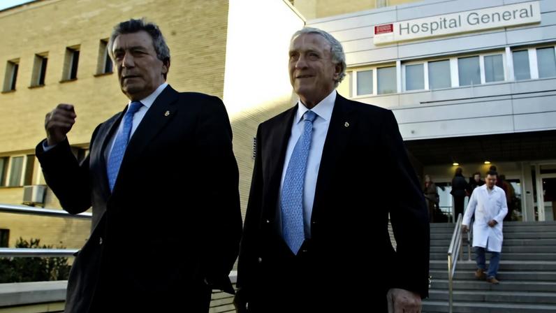 Os ex-jogadores do Real Madrid, Enrique Pérez (à esquerda) e José Emilio Santamaría (à direita)