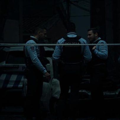 Carro incendiado na Amadora fica destruído