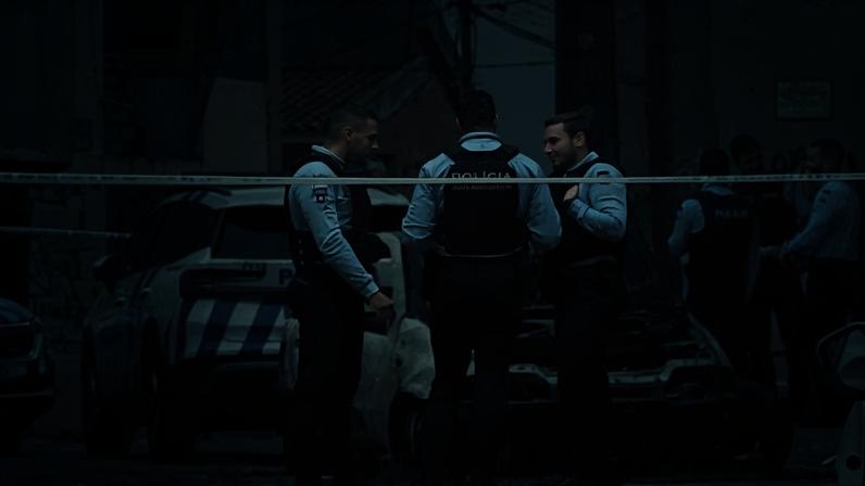 Carro incendiado na Amadora fica destruído