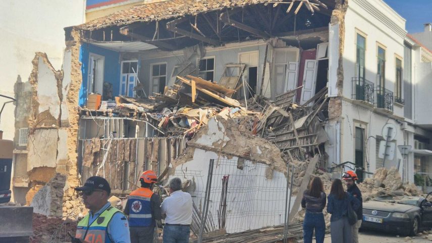 Parede de prédio desaba em cima de carros em Faro