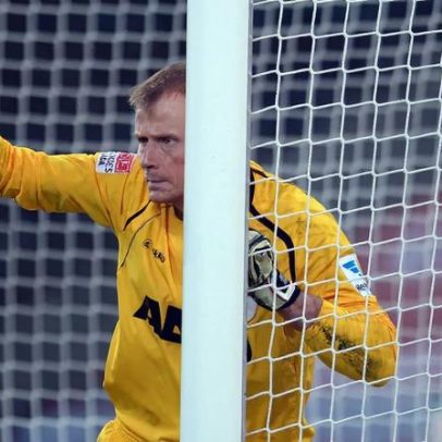 Ex-guarda-redes da Juventus e Arsenal morre após colisão de carro com comboio