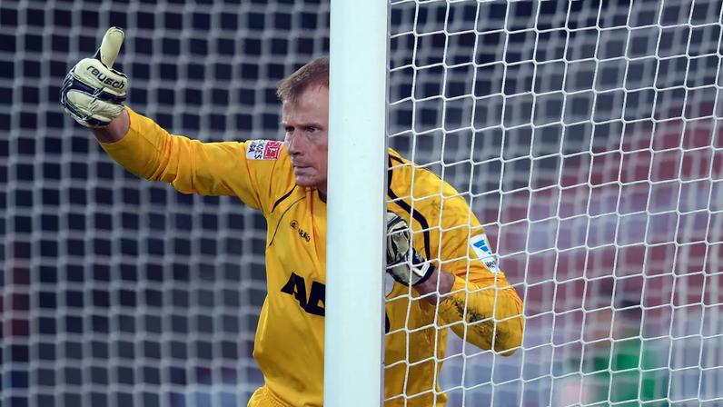 Ex-guarda-redes da Juventus e Arsenal morre após colisão de carro com comboio