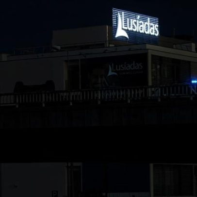 Carro despista-se e capota na Avenida Lusíada, Lisboa