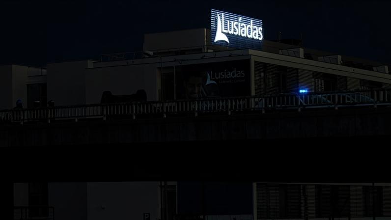 Carro despista-se e capota na Avenida Lusíada em Lisboa