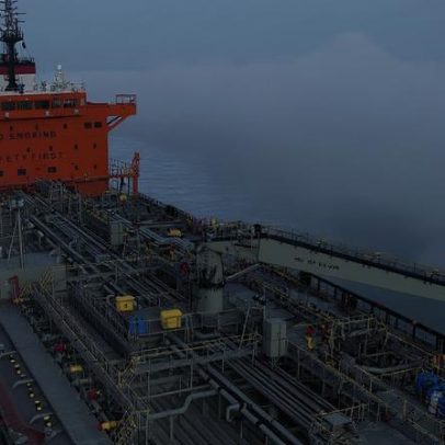 Irã abre Ormuz e petróleo cai 10%