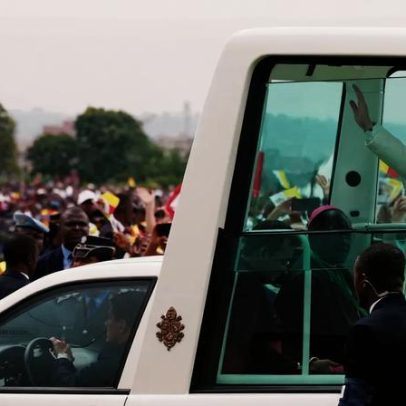 Leão XIV fala em português ao chegar a Angola e aborda a sabedoria dos povos