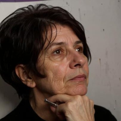 Estátua de Natália Correia em Lisboa vandalizada com cruzes suásticas