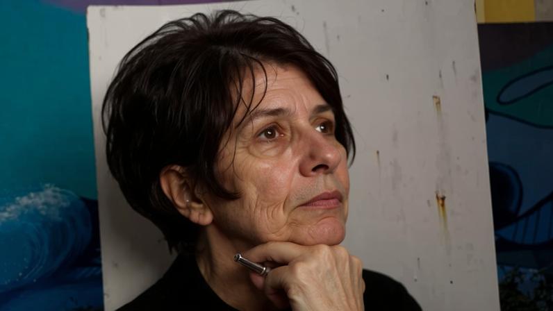 Estátua em homenagem à escritora e deputada Natália Correia em Lisboa vandalizada com cruzes suásticas