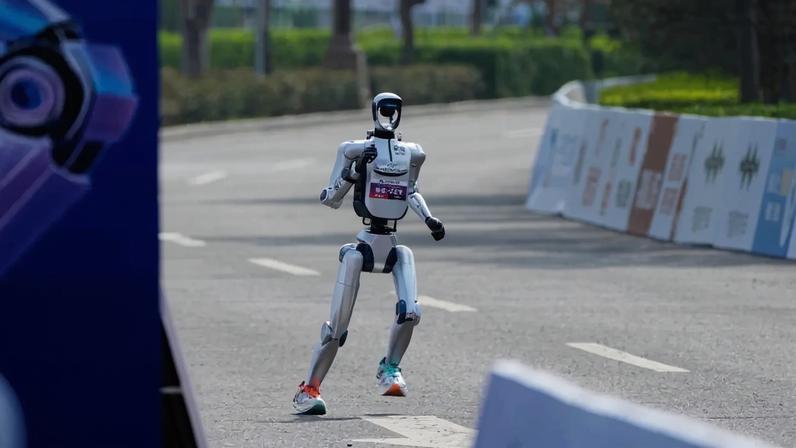 Robô humanoide vence meia-maratona na China e supera recorde mundial humano