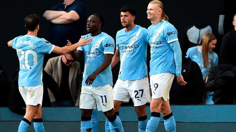 Jogadores do City celebram vitória contra o Arsenal no Etihad