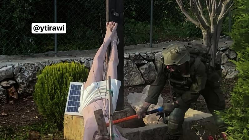 Soldado israelita destrói estátua de Jesus Cristo à martelada