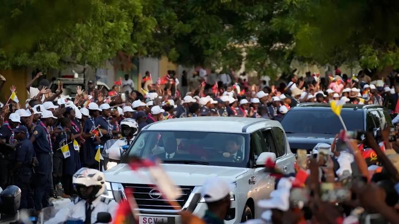 Leão XIV despede-se diante de multidão e parte para Malabo