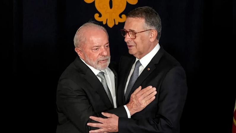 Seguro e Lula reunidos à mesa com bacalhau como prato principal