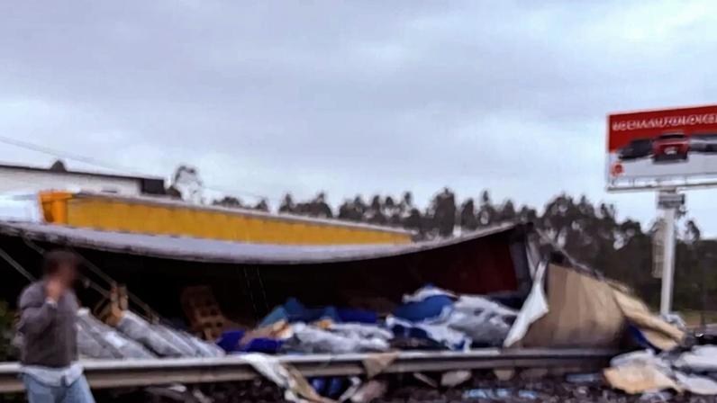 Rebentamento de pneu causa despiste de camião com cerveja na A1