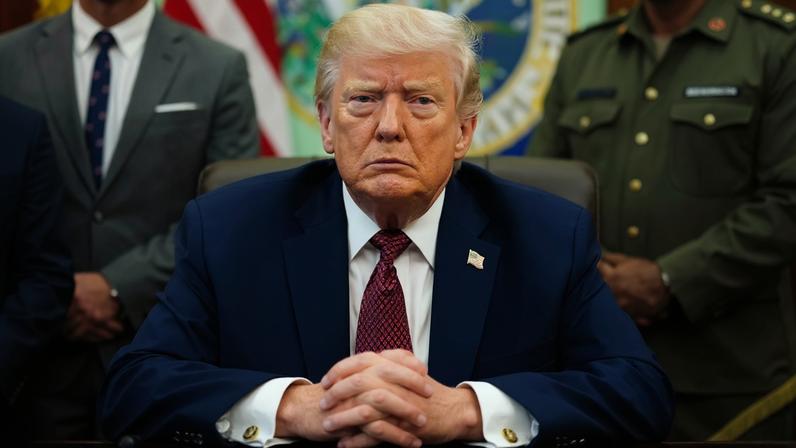 Trump diz que Teerã está em colapso financeiro com bloqueio de Ormuz