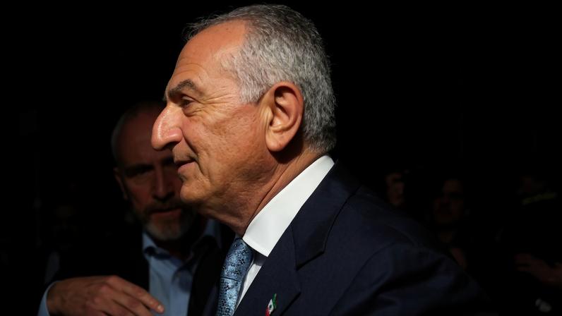 Filho do Xá do Irão é alvo de ataque com polpa de tomate em Berlim