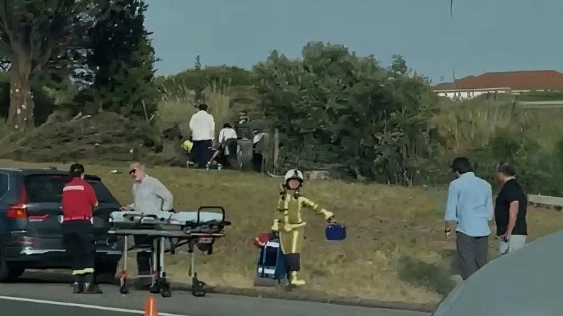 Homem ferido após colisão entre mota e carro na A5, perto de Oeiras Parque