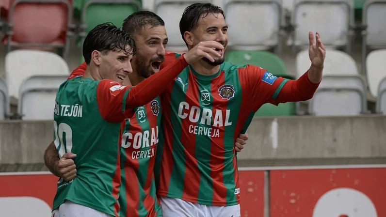 Jogadores do Marítimo celebram possível subida após jogo com o Benfica B