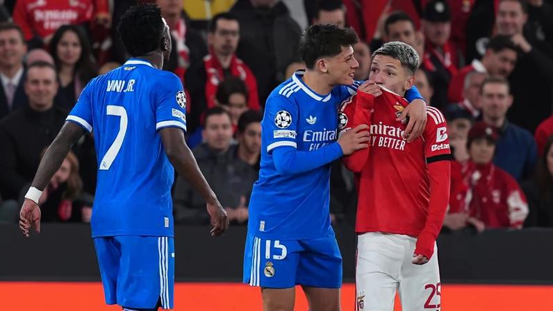 Prestianni e Vinícius Jr. trocam argumentos durante o Benfica-Real Madrid