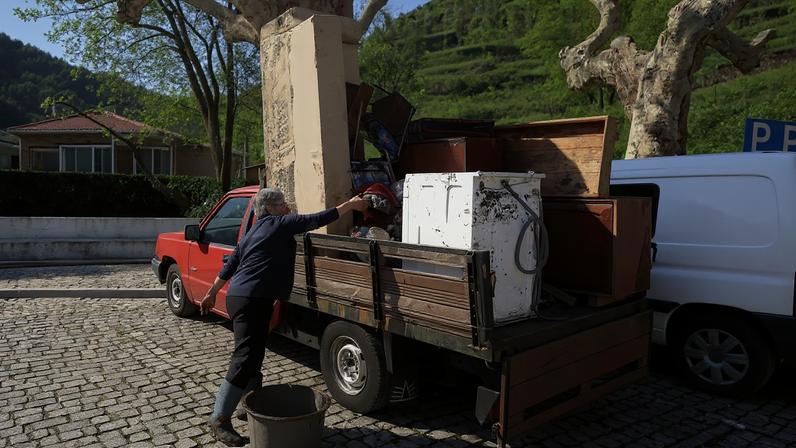 Enxurrada destruiu móveis e eletrodomésticos em Benfeita
