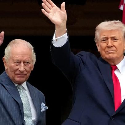 Trump afirma que Carlos III fez com que os democratas se levantassem