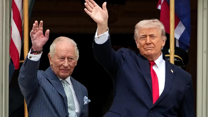 Trump afirma que Carlos III fez com que os democratas se levantassem