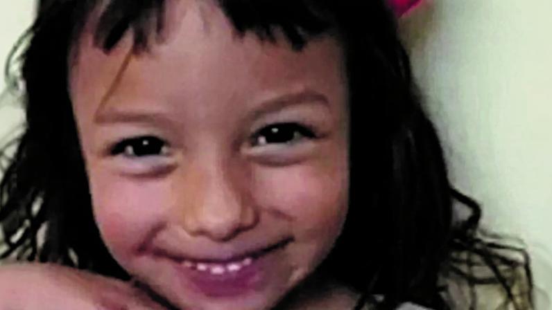 Menina de 5 anos é enterrada viva pela mãe e padrasto no Brasil