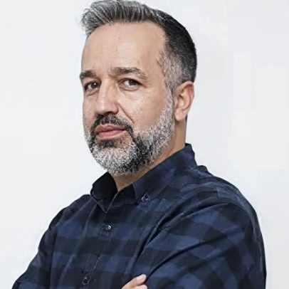 Leão ruge nos quatro quartos, com pés, mãos, cabeça e patins