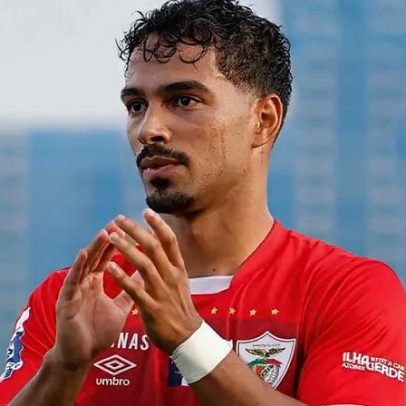 Calila mira o onze do Santa Clara contra o Casa Pia em Rio Maior