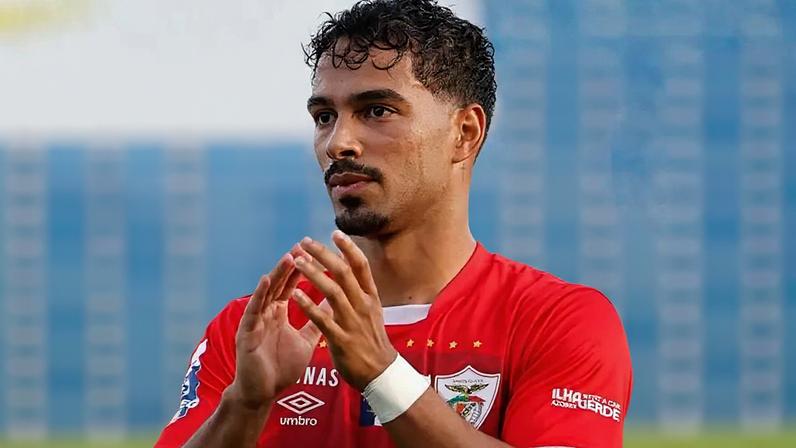 Calila mira o onze do Santa Clara contra o Casa Pia em Rio Maior