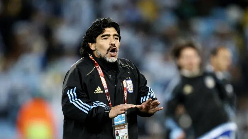 Médico nega responsabilidade na morte de Maradona em tribunal