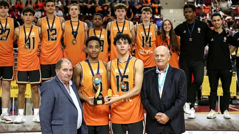 José Carlos Rolo (CM Albufeira) e Manuel Fernandes (FPB) entregam prémio aos sub-16 masculinos de Lisboa em 2025