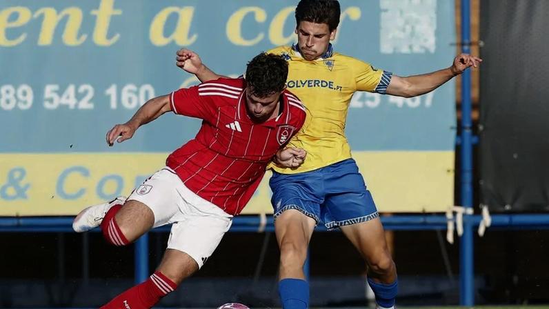 Pedro Carvalho tenta travar Neco Williams