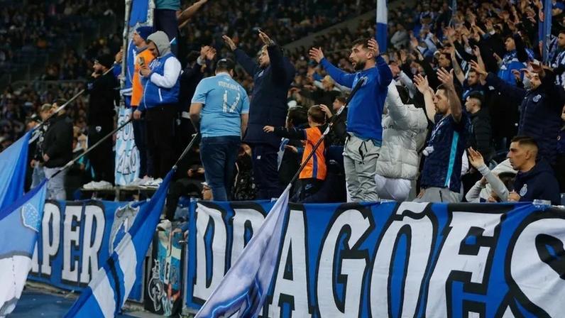 Adeptos do FC Porto insultaram Mourinho após golo do Benfica no dérbi