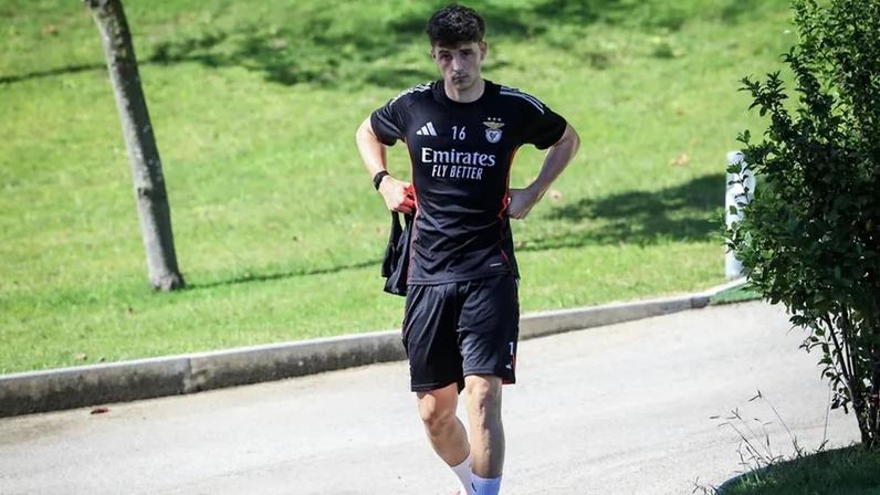 Médio com vida difícil não se encaixa nos planos de Mourinho